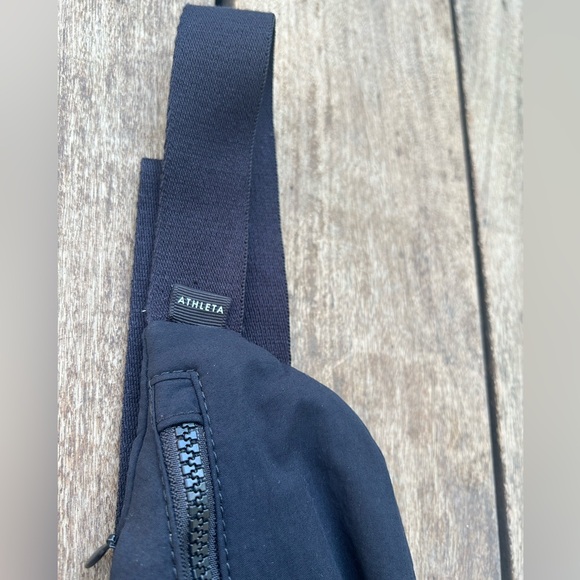 Athleta Kinetic Sling Bag Cross Body Small Purse Waist Belt Fanny Pack in Black - Picture 2 of 10